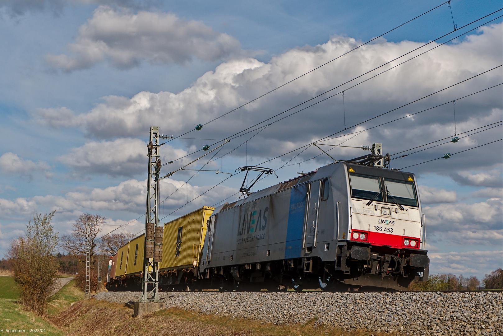 Container-Zug mit Traxx Viersystemlokomotive