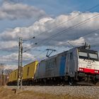 Container-Zug mit Traxx Viersystemlokomotive