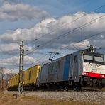 Container-Zug mit Traxx Viersystemlokomotive