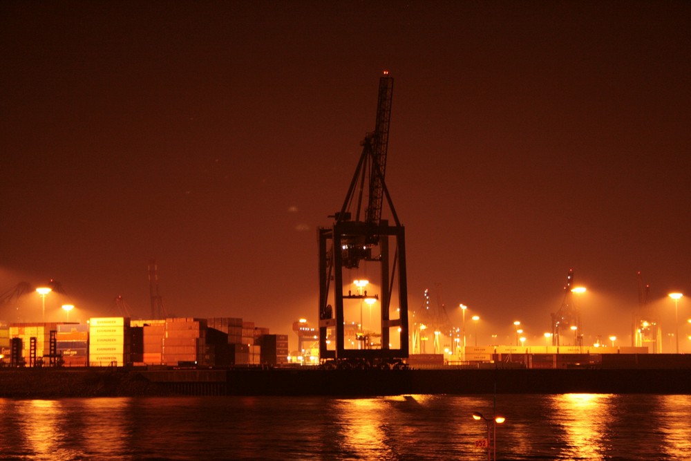 Containerbrücke am Abend
