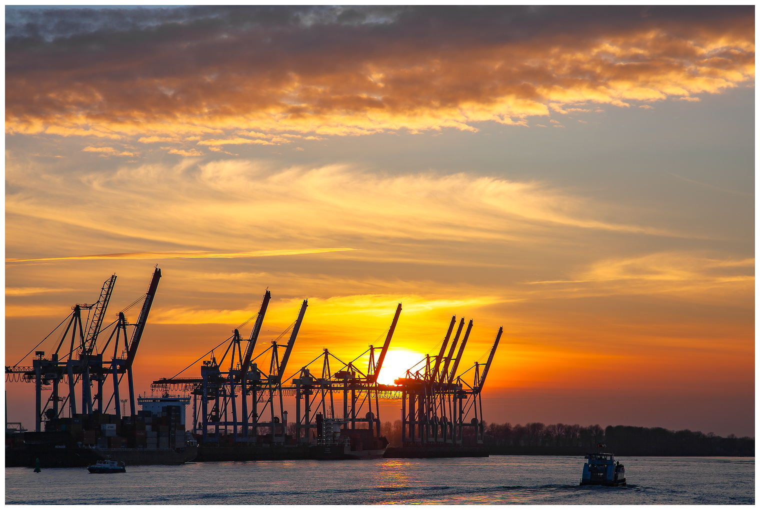 Containerbrücken im Sonnenuntergang