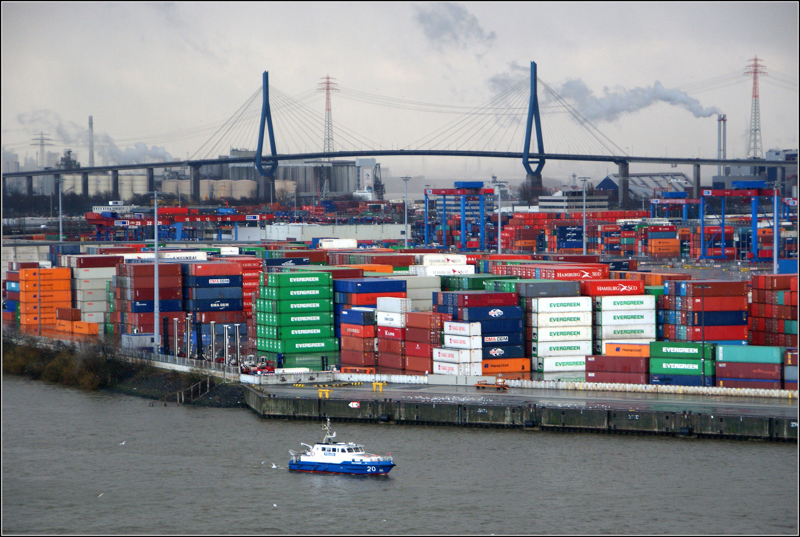 Container,Container und noch mal Container......und die Köhlbrandbrücke