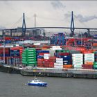 Container,Container und noch mal Container......und die Köhlbrandbrücke