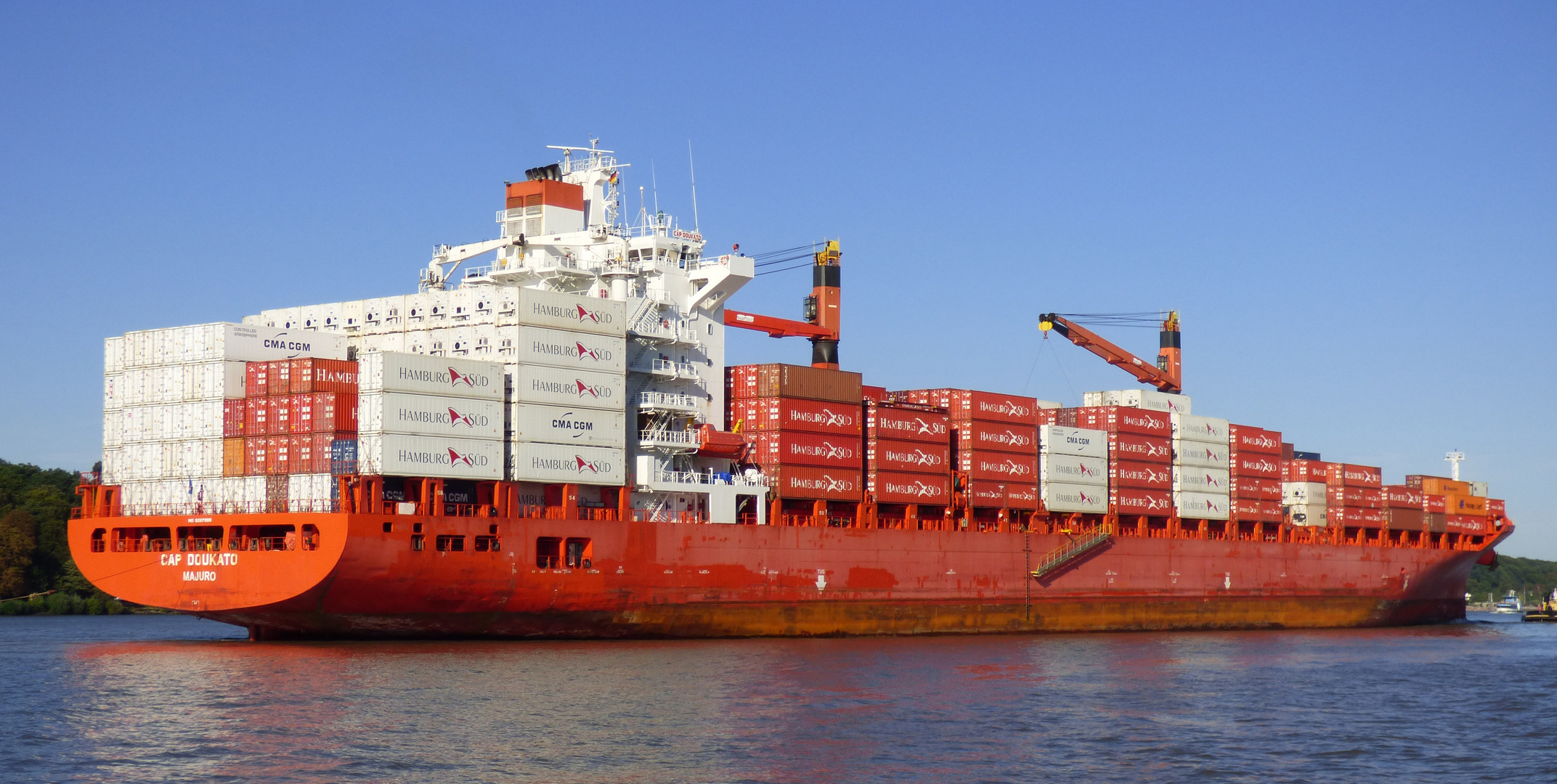 Containerfrachter CAP DOUKATO läuft den Hamburger Hafen an