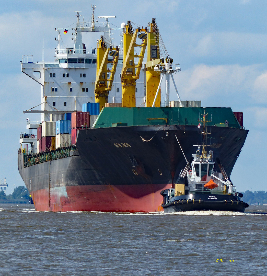 Containerfrachter "GOLBON" (Iran) .....auf der Elbe Richtung Hamburg...