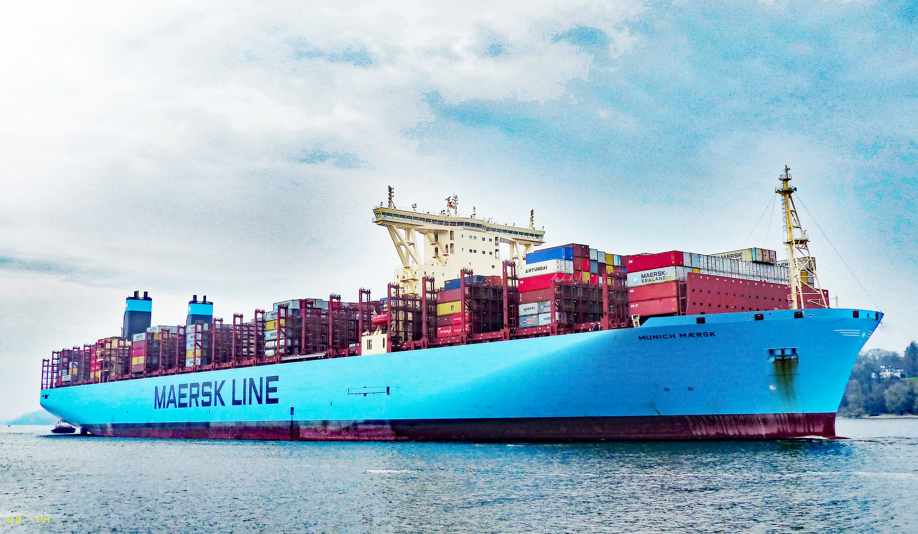 Containerfrachter "Munich Maersk" auf der Elbe vor Hamburg........