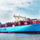 Containerfrachter "Munich Maersk" auf der Elbe vor Hamburg........
