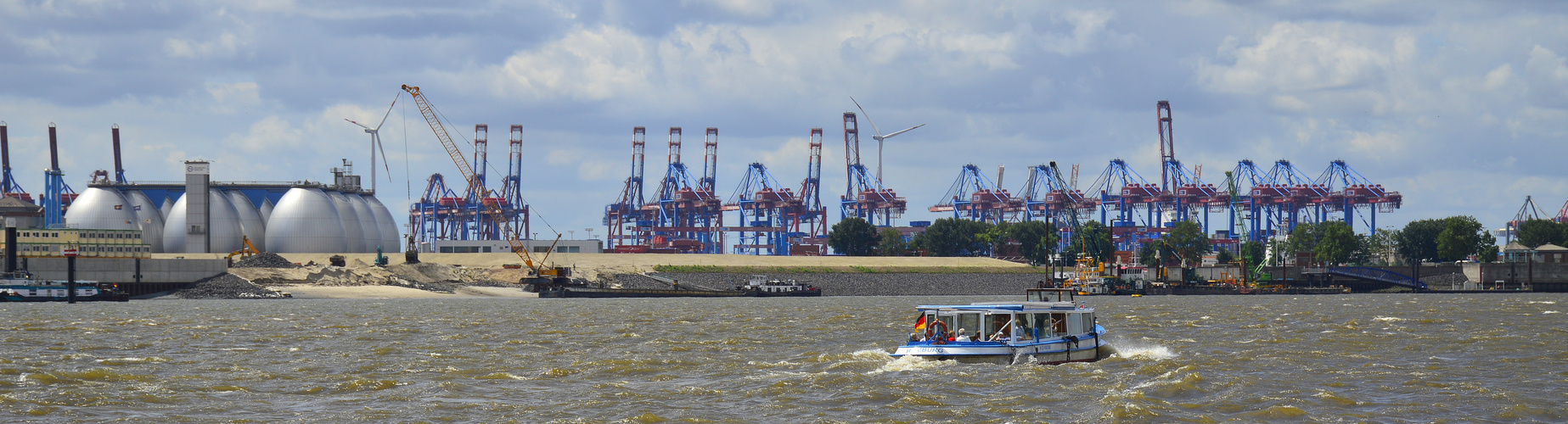 Containerhafen an der Elbe in Hamburg