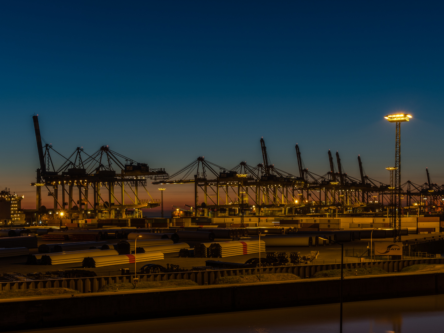 Containerhafen bei Nacht