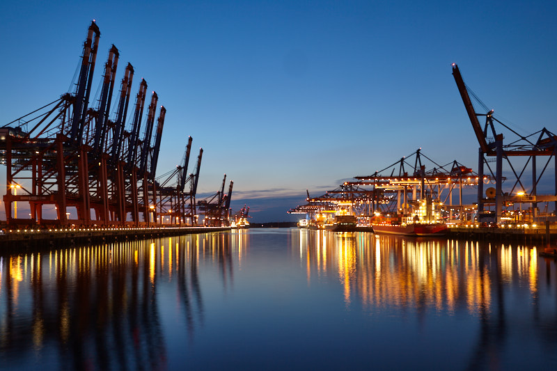 Containerhafen Hamburg Waltershof zur blauen Stunde