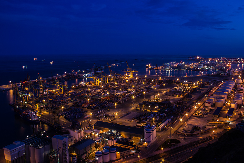 Containerhafen von Barcelona bei Nacht