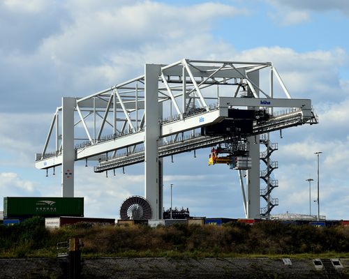 Containerkran im Hafen Duisburg