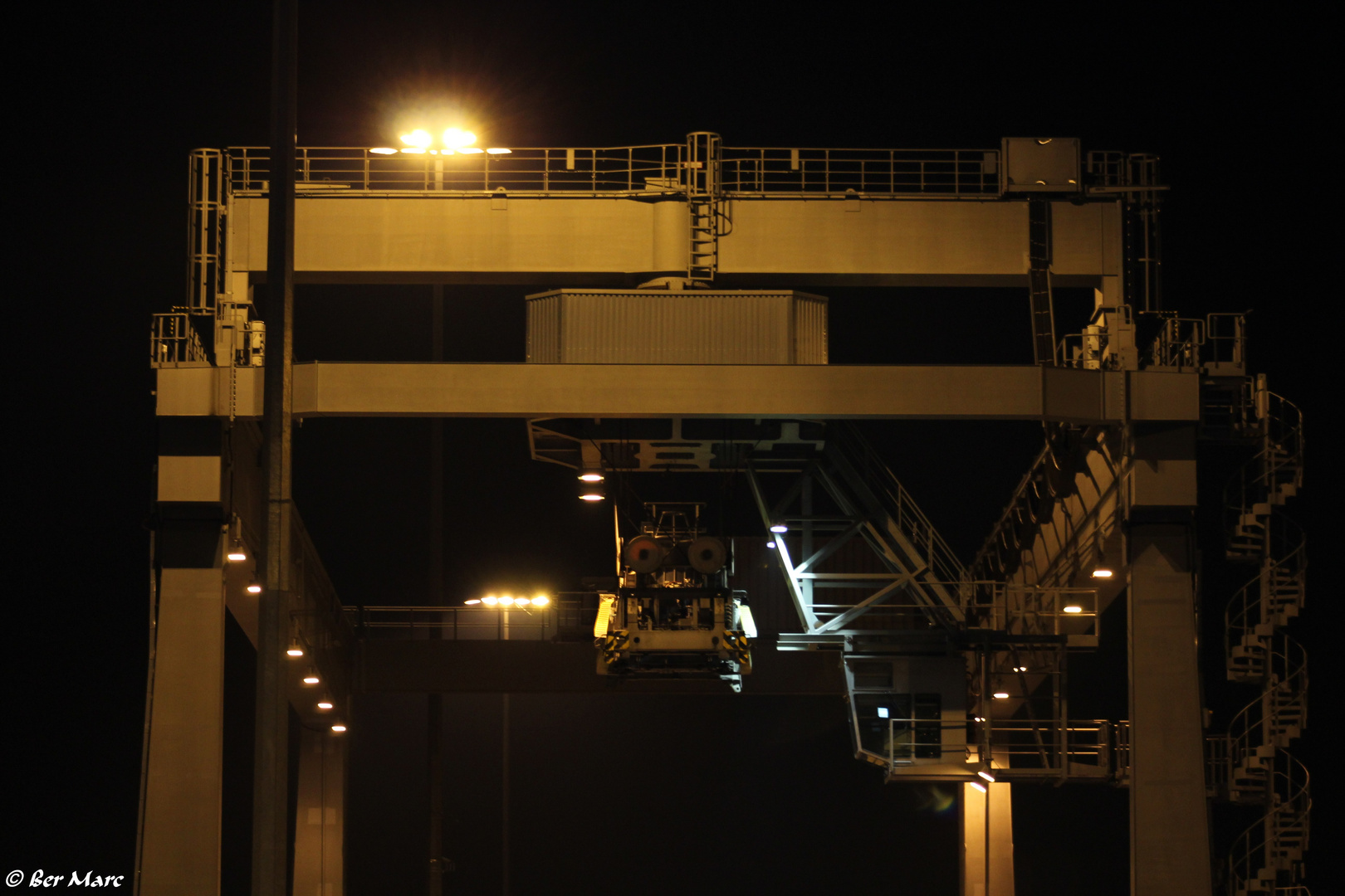 Containerkran in der Nacht