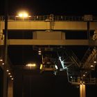 Containerkran in der Nacht