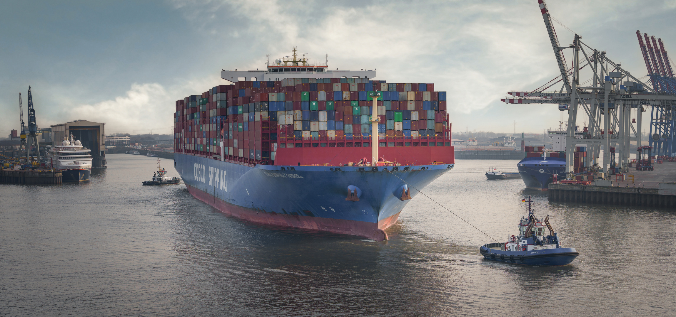 Containerriese am Tollerort-Terminal im Hamburger Hafen bei der Abfahrt