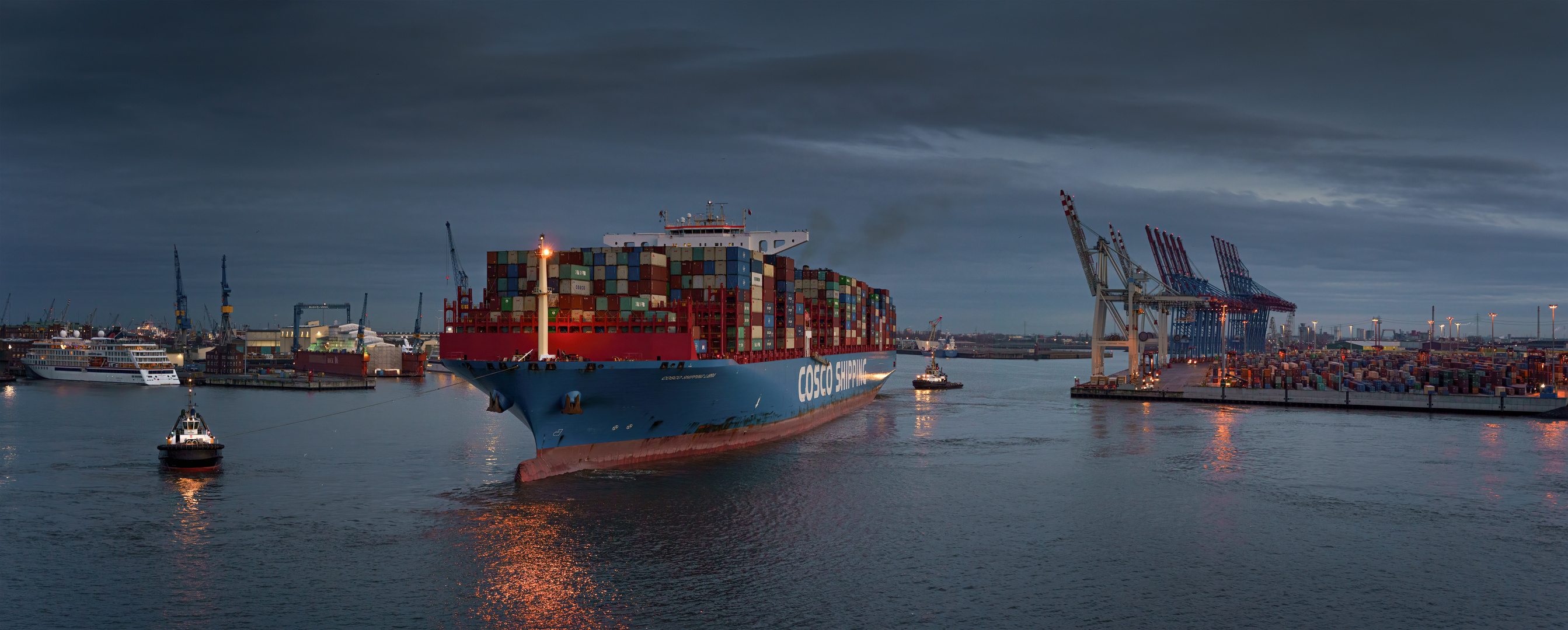 Containerriese beim anlegen am Tollerort Terminal in Hamburg am frühen Abend 