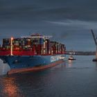 Containerriese beim anlegen am Tollerort Terminal in Hamburg am frühen Abend 