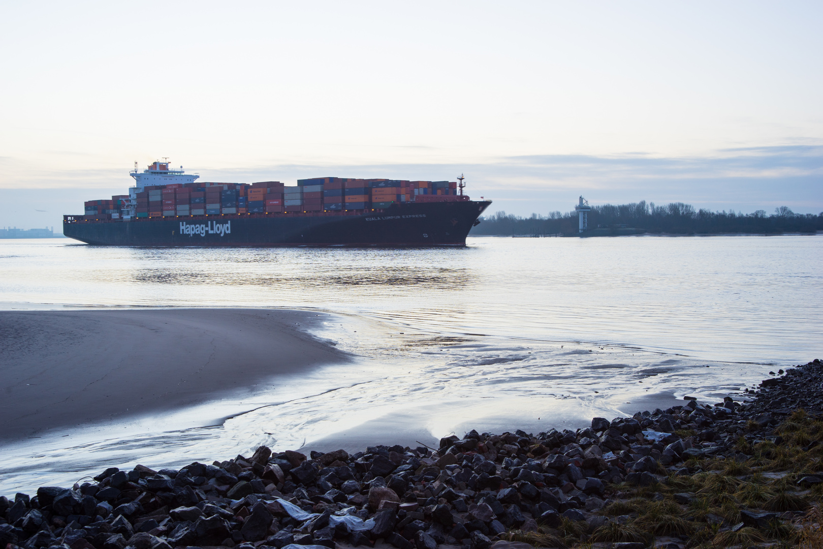 Containerriese in der Morgendämmerung