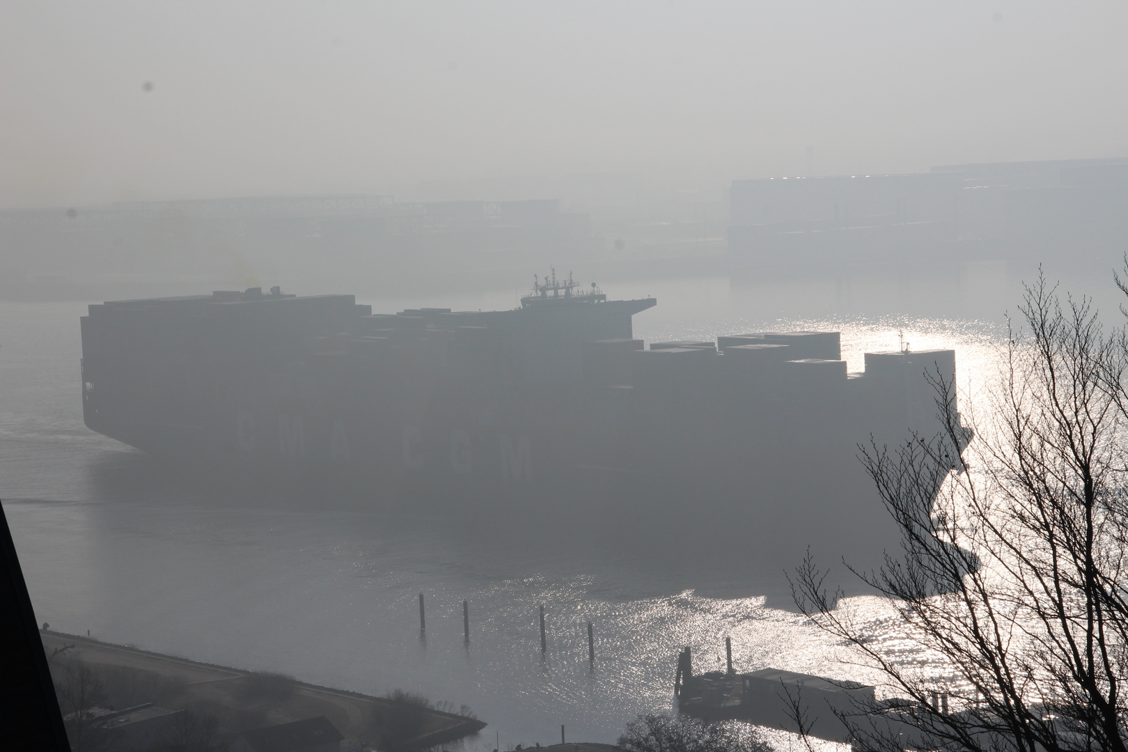 Containerriese vor Blankenese