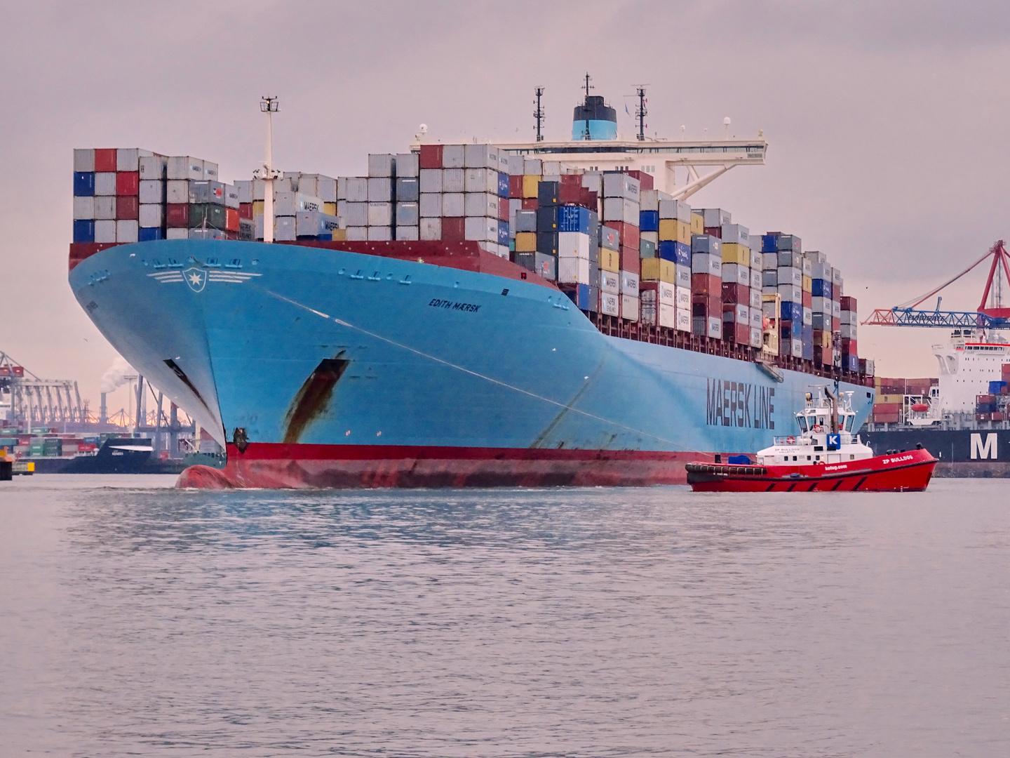 Containerriese Wendemanöver Hafen Hamburg