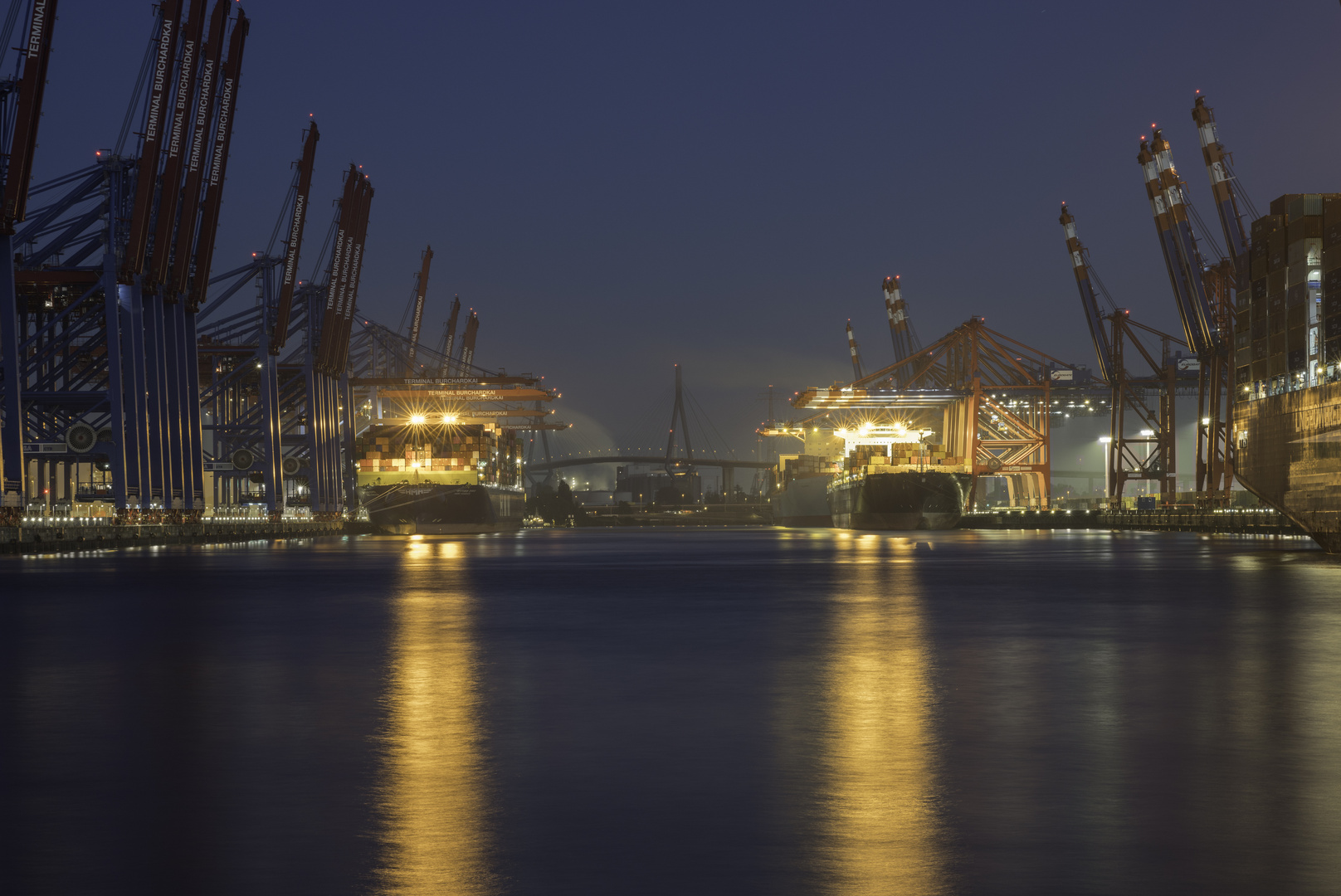 Containerriesen im Hamburger Hafen