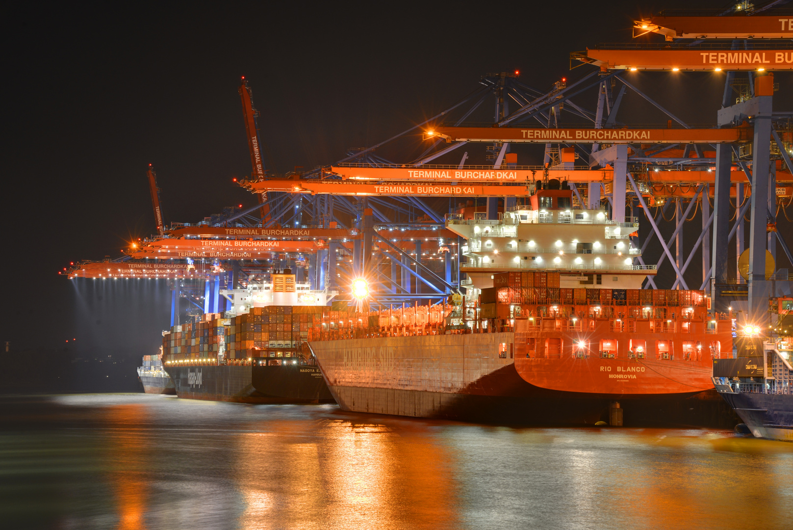 Containerschiff am Burchardkai 1