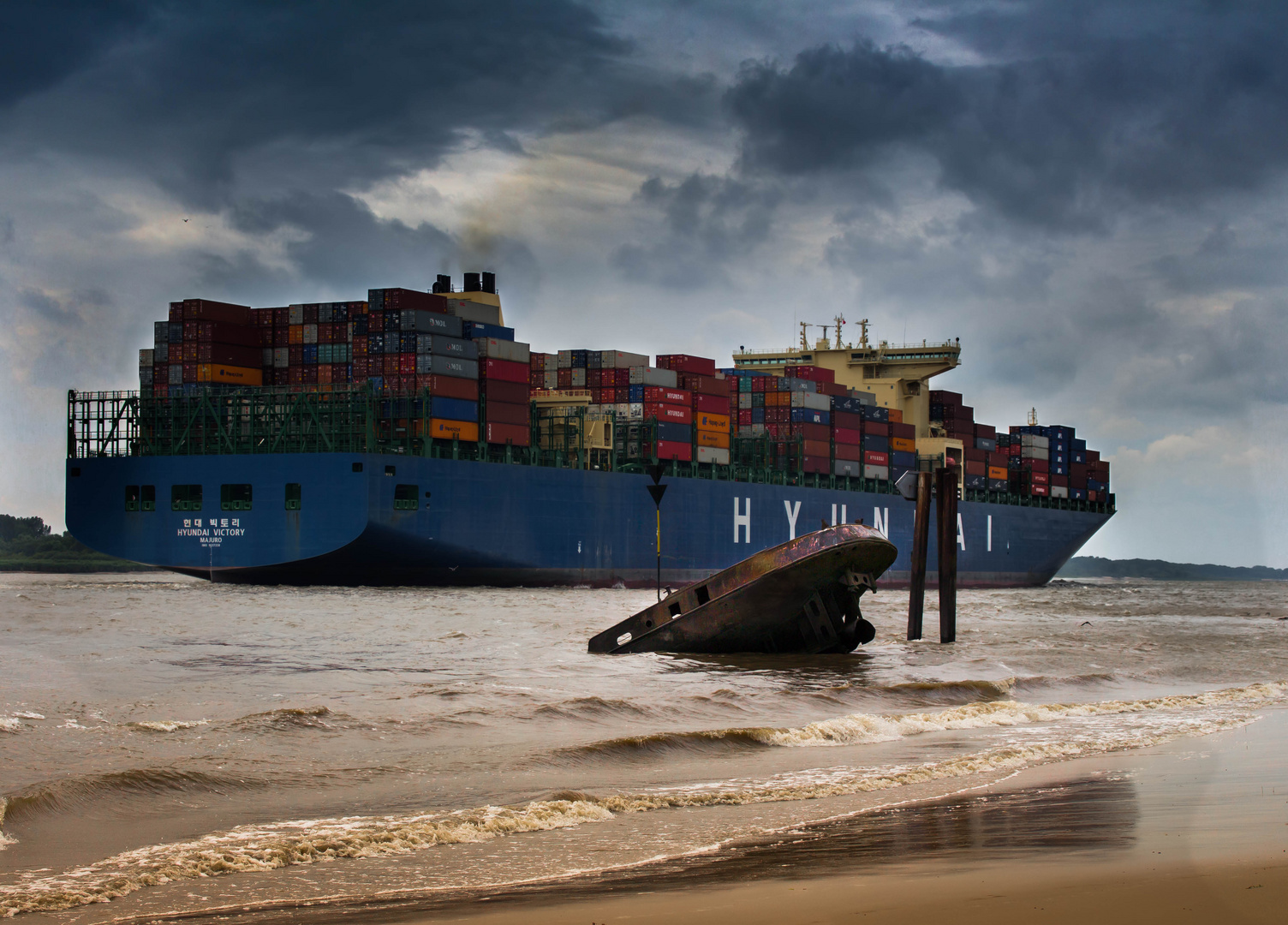 Containerschiff am Falkensteiner Ufer