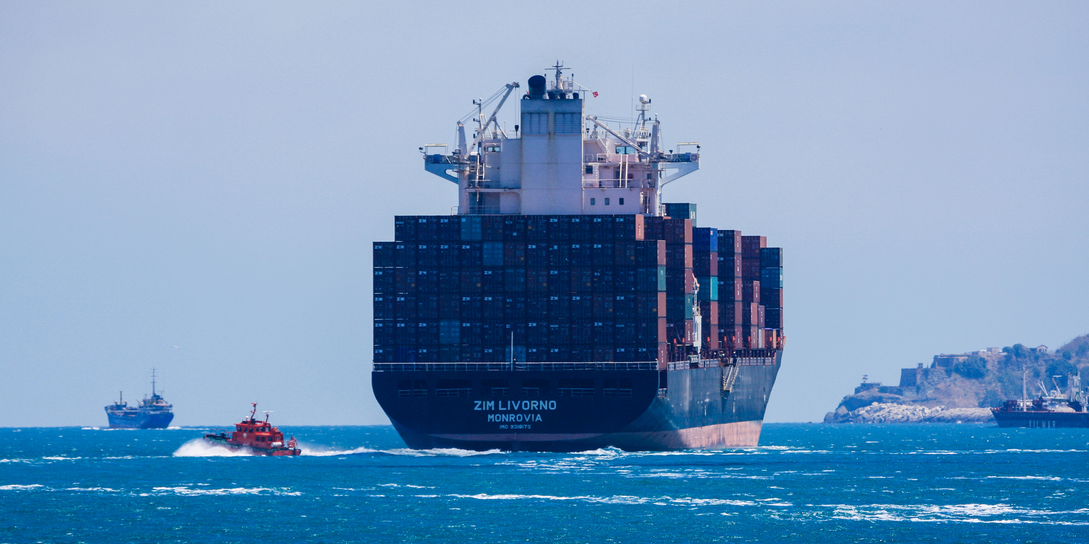 Containerschiff auf dem Bosporus II