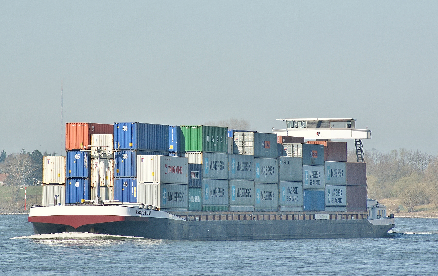 Containerschiff auf dem Niederrhein