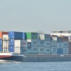 Containerschiff auf dem Niederrhein