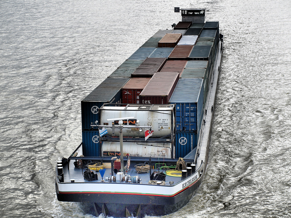 Containerschiff auf dem Rhein. HDR.