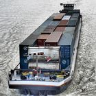 Containerschiff auf dem Rhein. HDR.