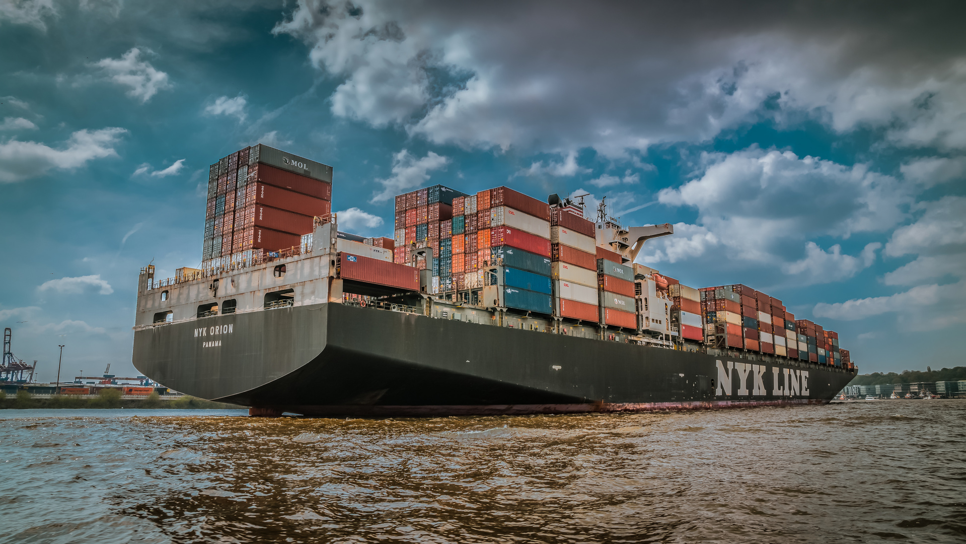 Containerschiff auf der Elbe