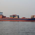 Containerschiff auf der Elbe bei Lühe im Alten Land