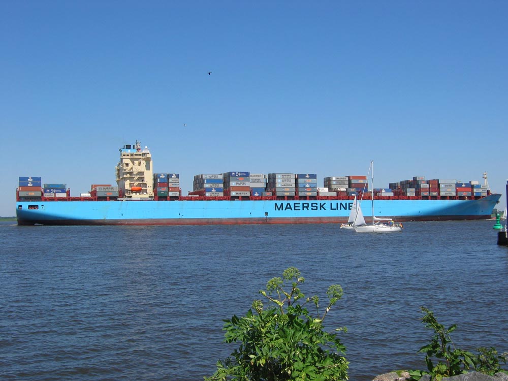 Containerschiff auf der Elbe