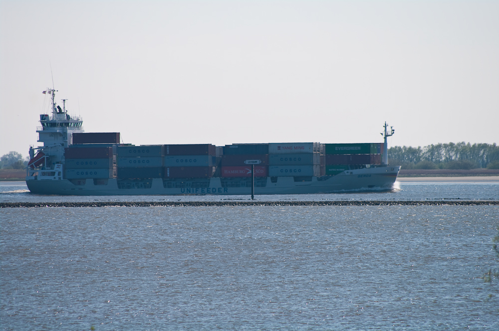 Containerschiff auf der Elbe