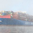 Containerschiff auf der Elbe im Nebel 