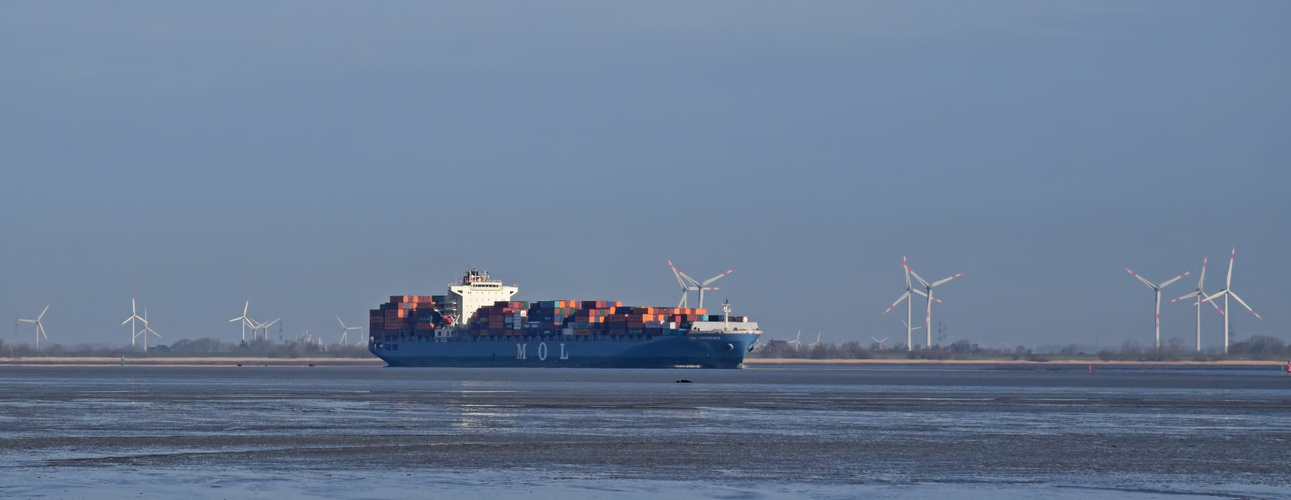 Containerschiff bei Glückstadt