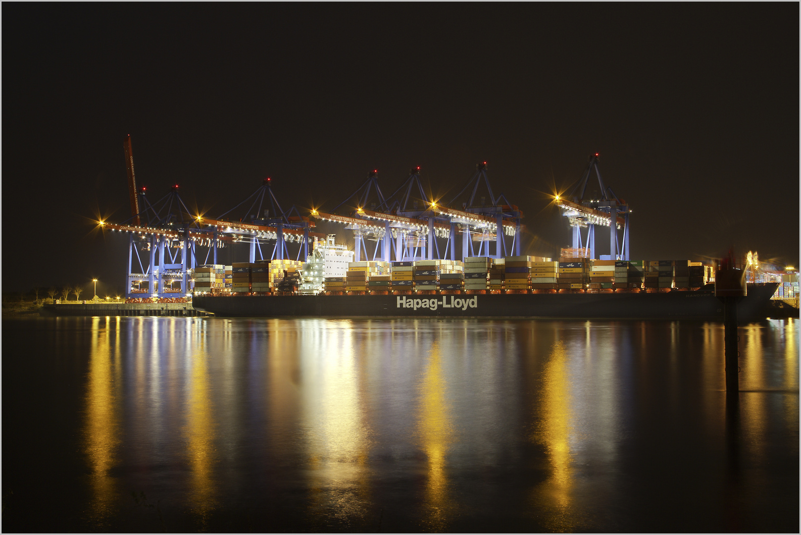 Containerschiff bei Nacht