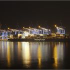 Containerschiff bei Nacht