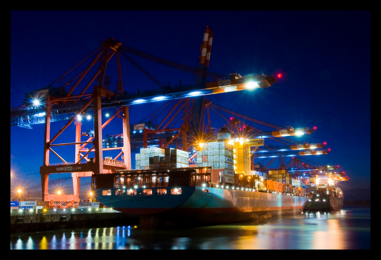 Containerschiff bei Nacht