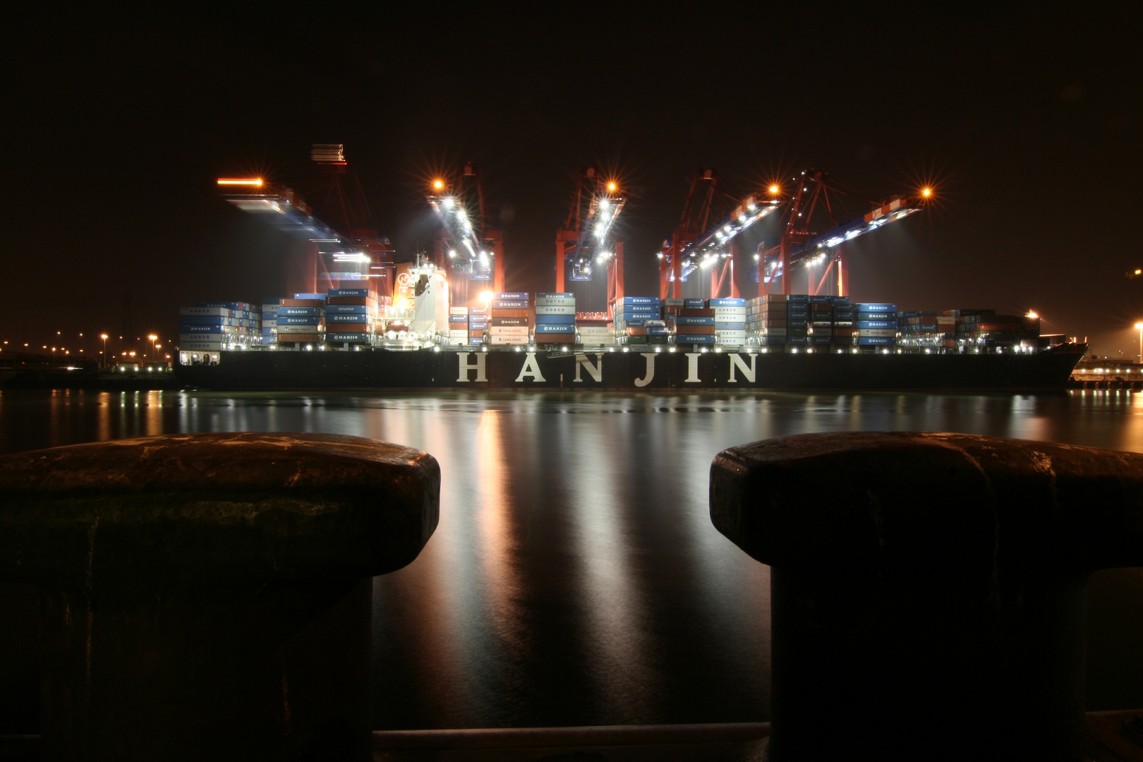 Containerschiff bei Nacht