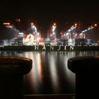 Containerschiff bei Nacht