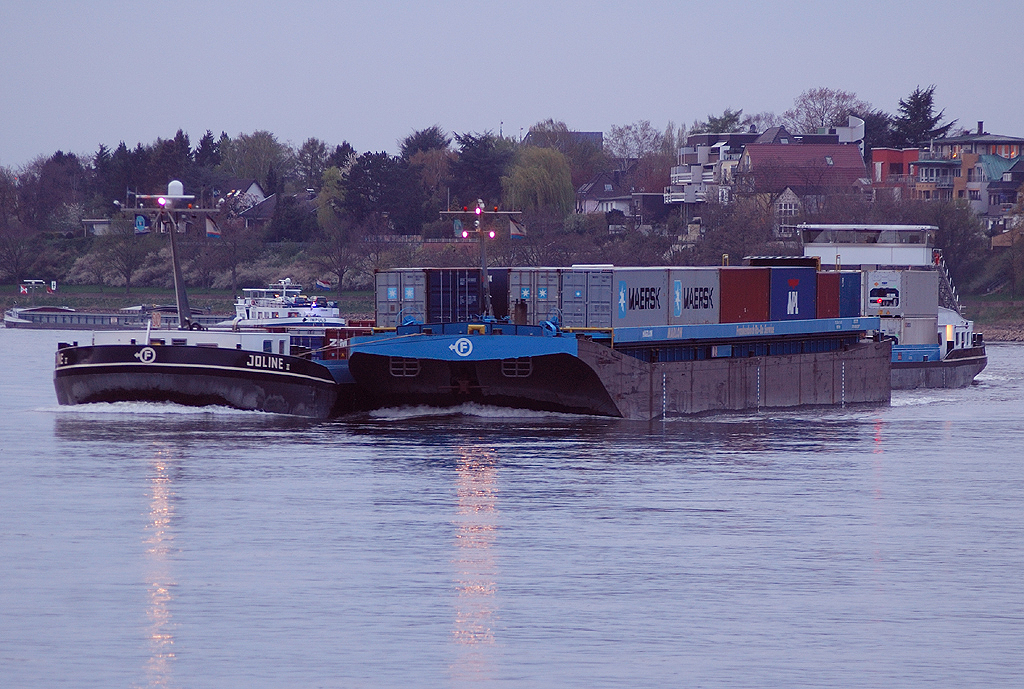 Containerschiff bei Porz zur blauen bzw. blauroten Stunde