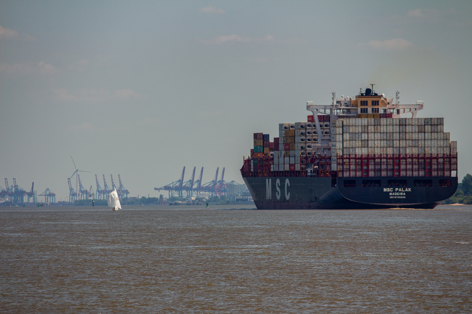 Containerschiff beim einlaufen in den Hamburger Hafen