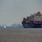 Containerschiff beim einlaufen in den Hamburger Hafen