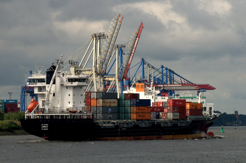 Containerschiff " Carat" verläßt den Hambuerger Hafen