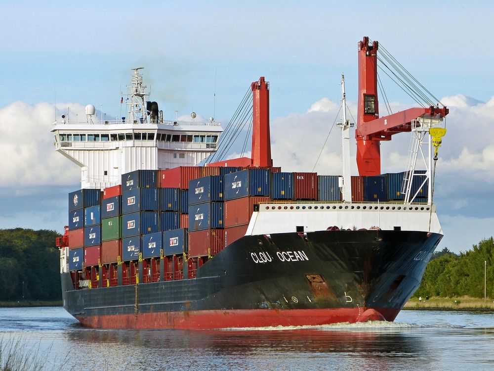 Containerschiff Clou Ocean im Nord Ostsee Kanal ( In der Schifffahrt Kiel Canal genannt ) Foto