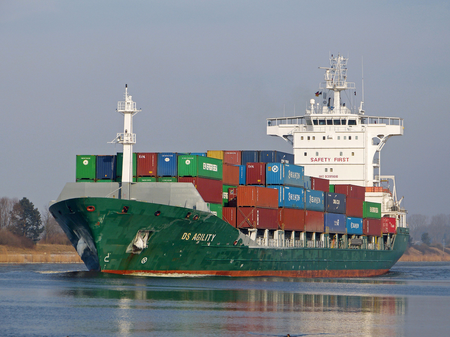Containerschiff DS AGILITY bei kalten und schönen Wetter im Nord Ostsee Kanal ( Kiel-Canal)