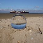 Containerschiff durch die Kugel